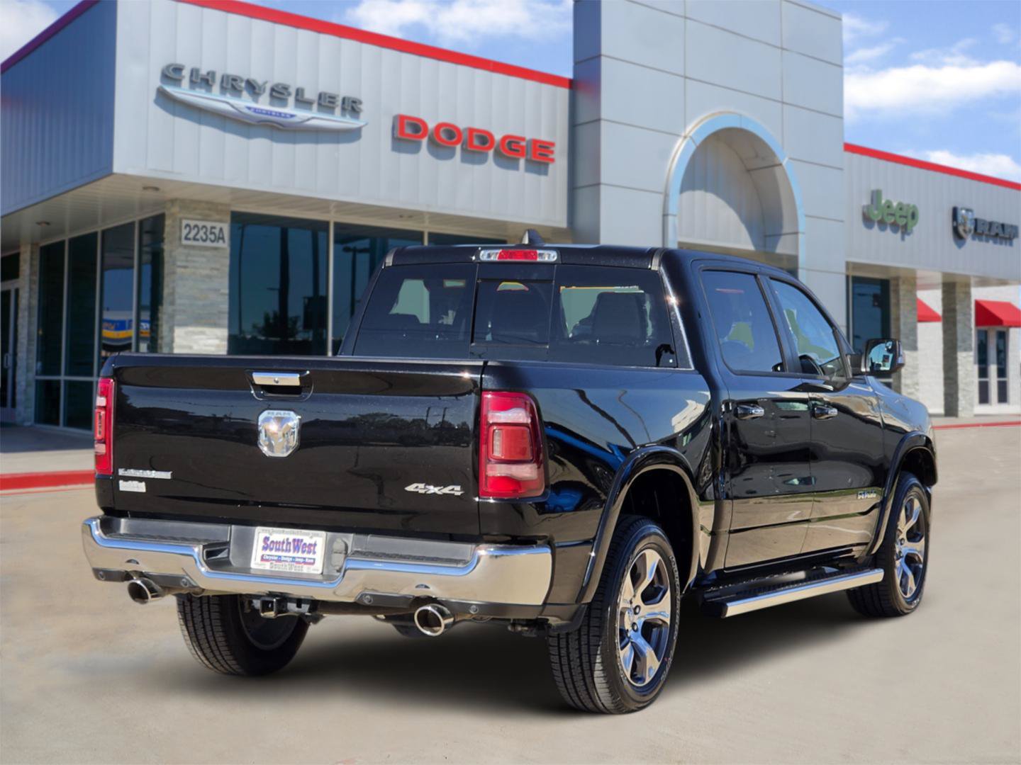 Used 2022 RAM 1500 Laramie AWD/4WD image 5