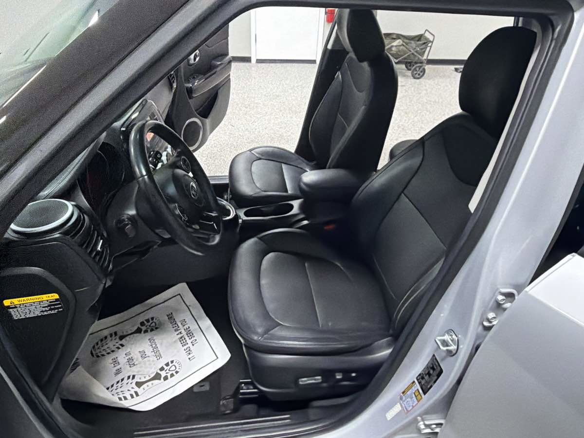 Used 2016 Kia Soul ! FWD image 11