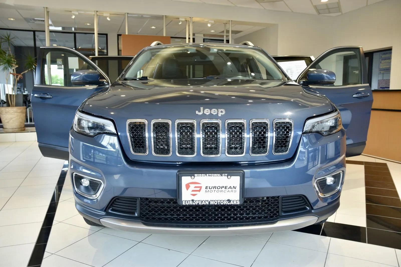 Used 2019 Jeep Cherokee Limited image 2