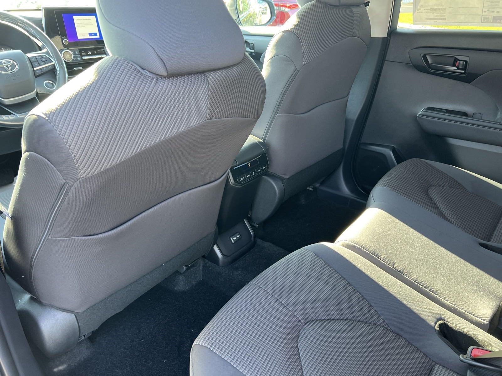 New 2024 Toyota Highlander LE FWD image 23