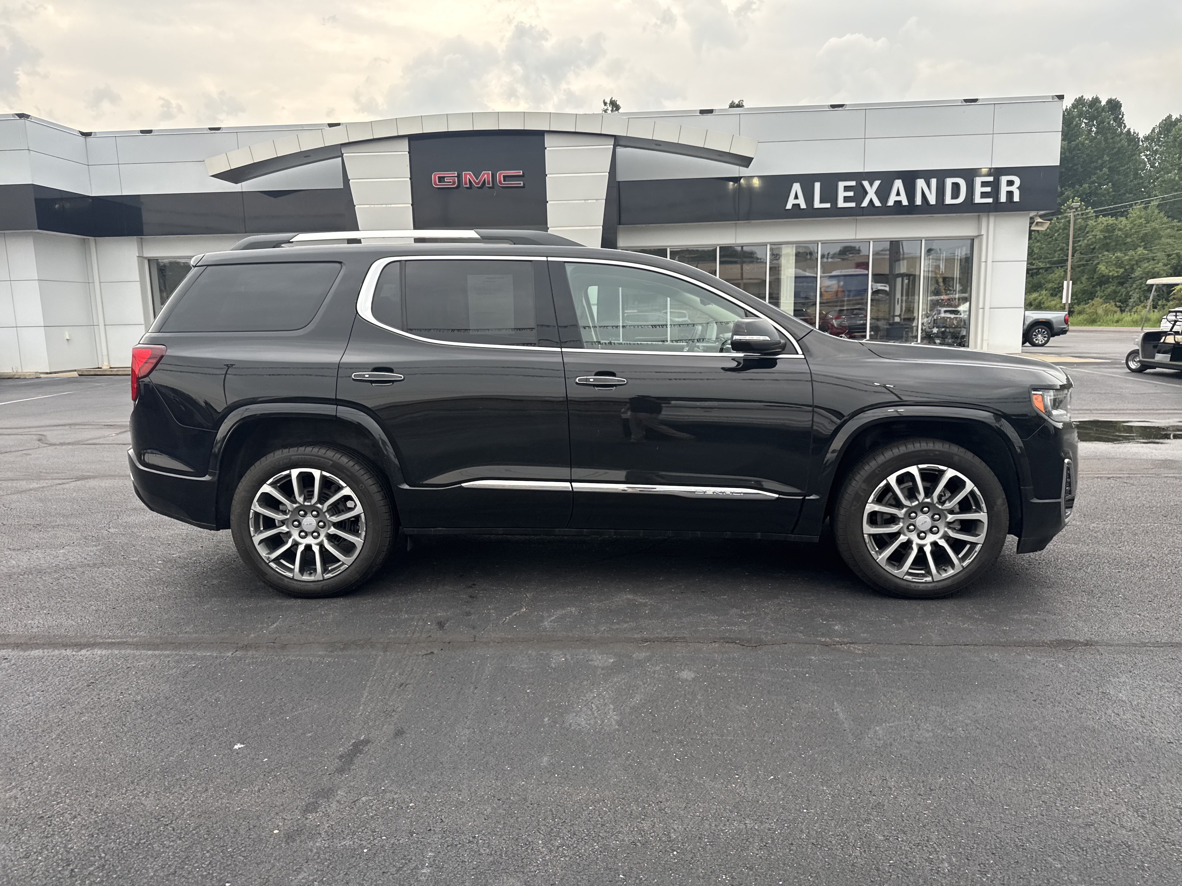 Used 2023 GMC Acadia Denali w/ Denali Ultimate Package AWD/4WD image 2