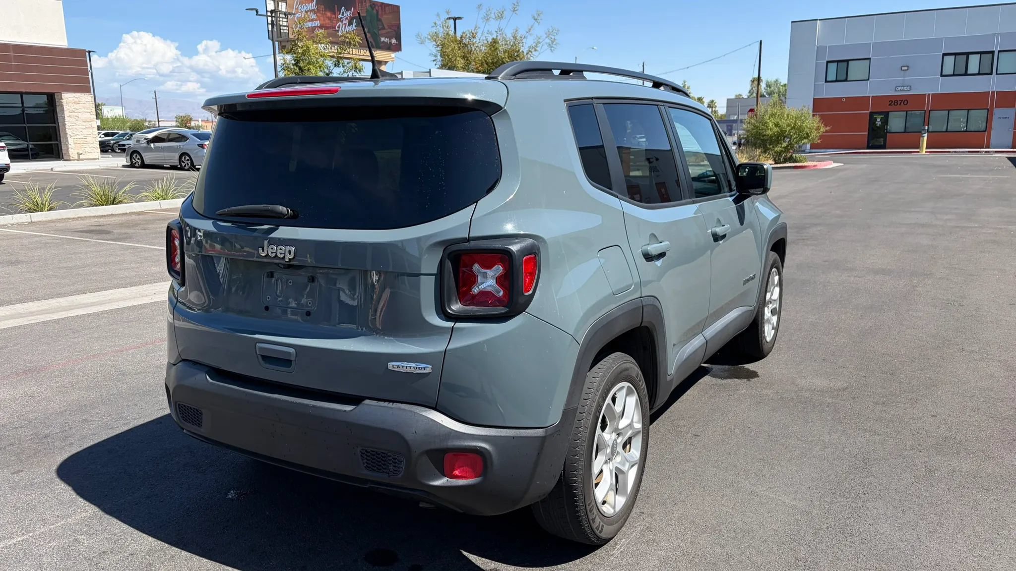 Used 2018 Jeep Renegade Latitude w/ UConnect 8.4 Nav Group FWD image 5