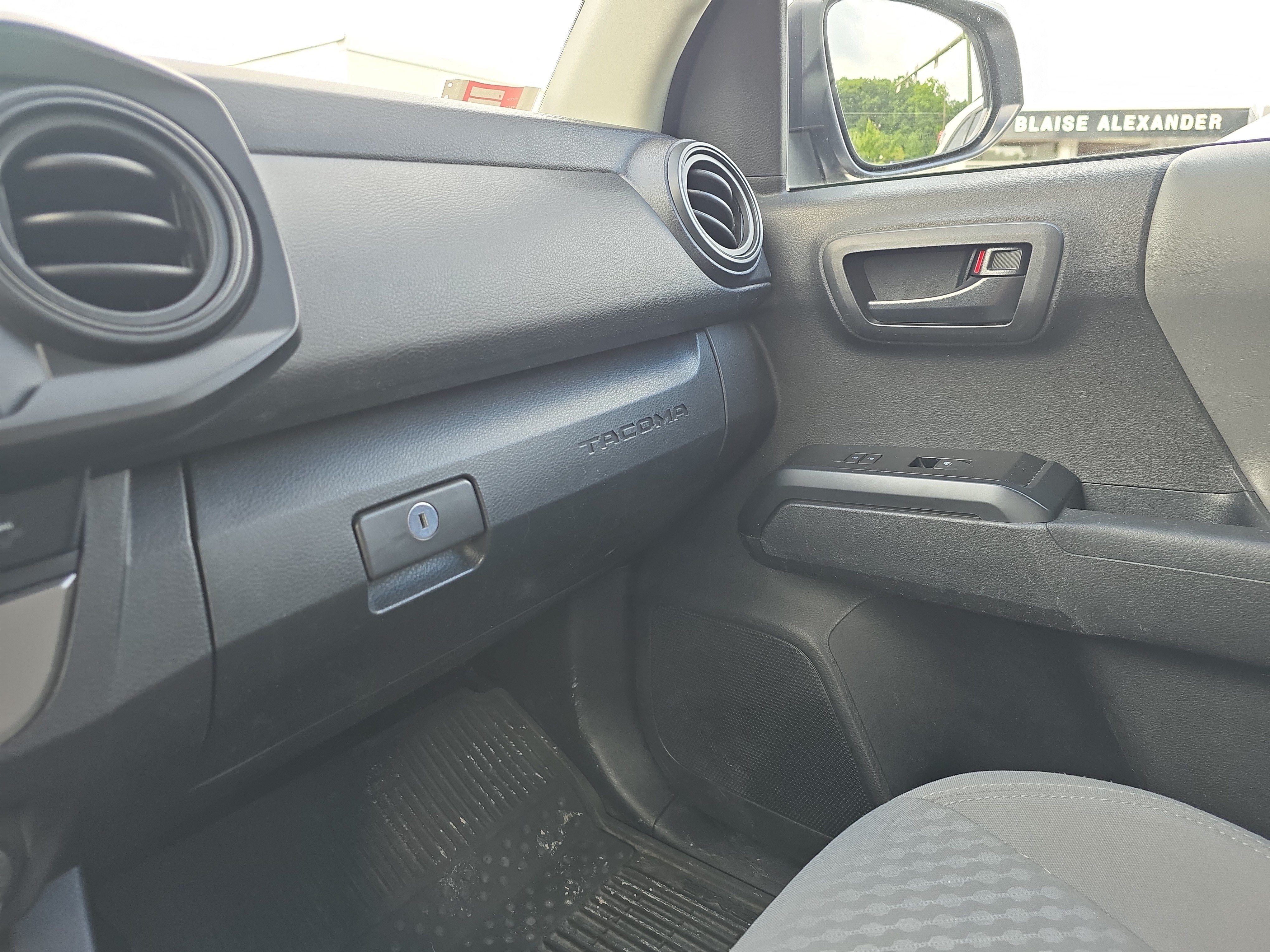 Used 2022 Toyota Tacoma SR AWD/4WD image 32