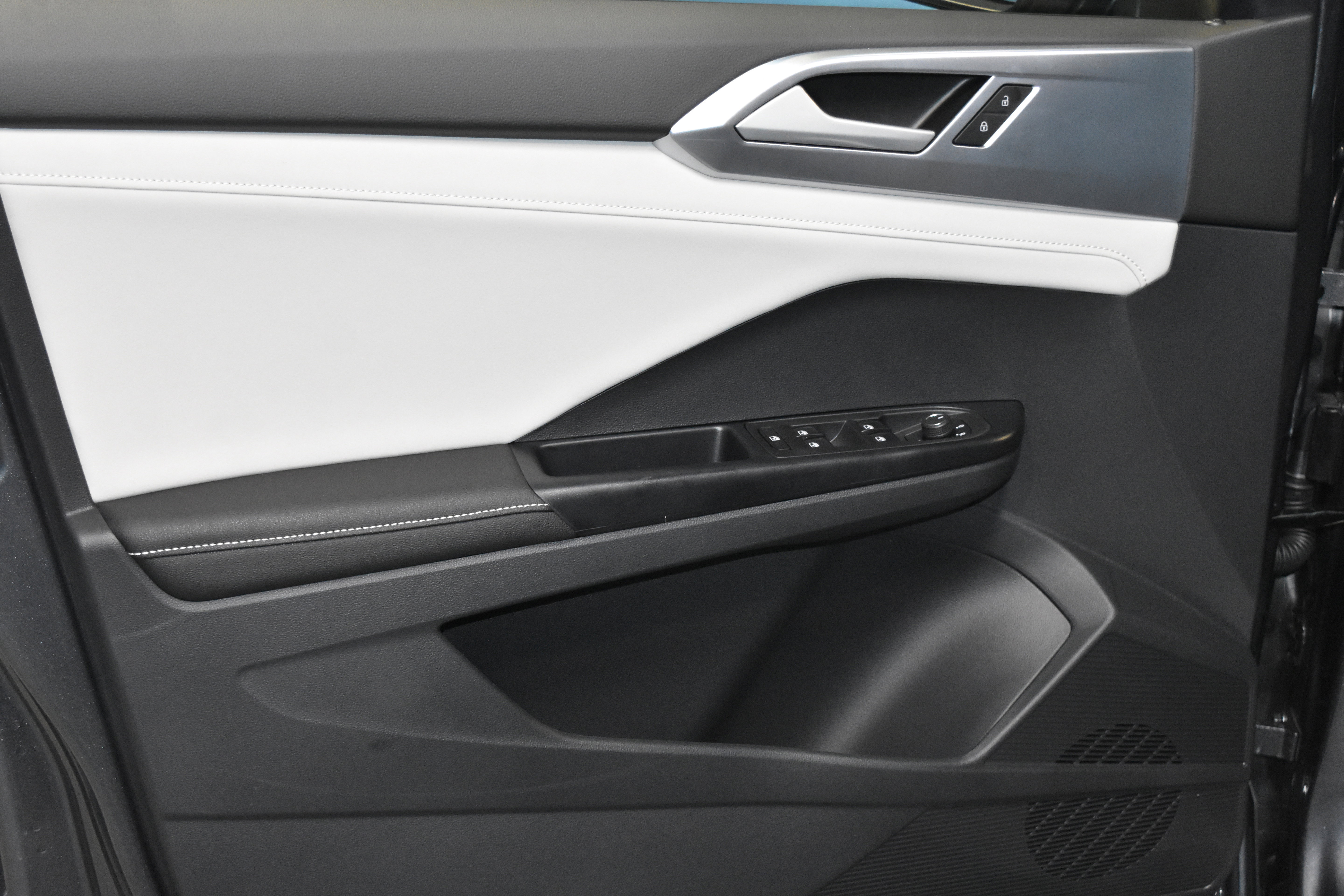 New 2025 Volkswagen Taos SE image 3