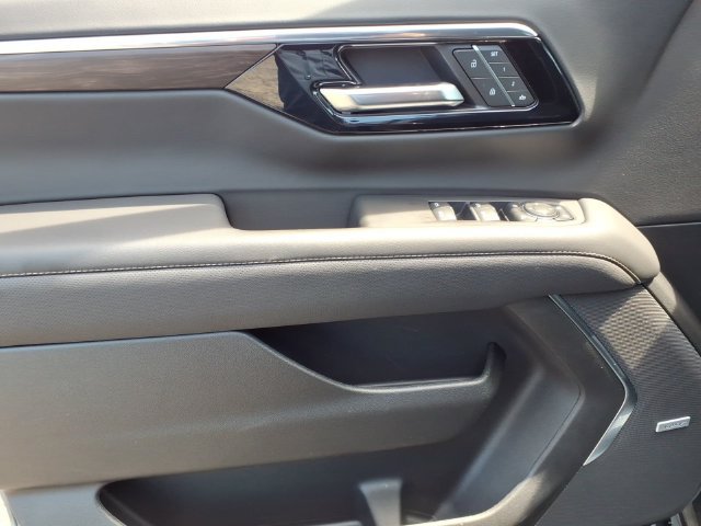 Used 2025 Chevrolet Tahoe Premier AWD/4WD image 16