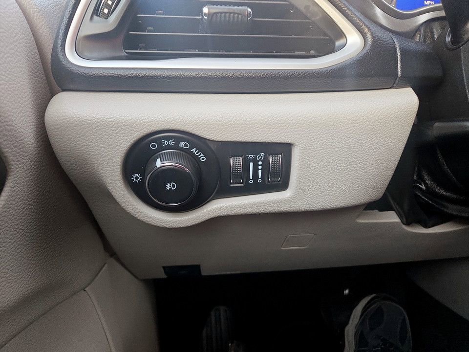 Used 2024 Chrysler Pacifica Touring-L image 21