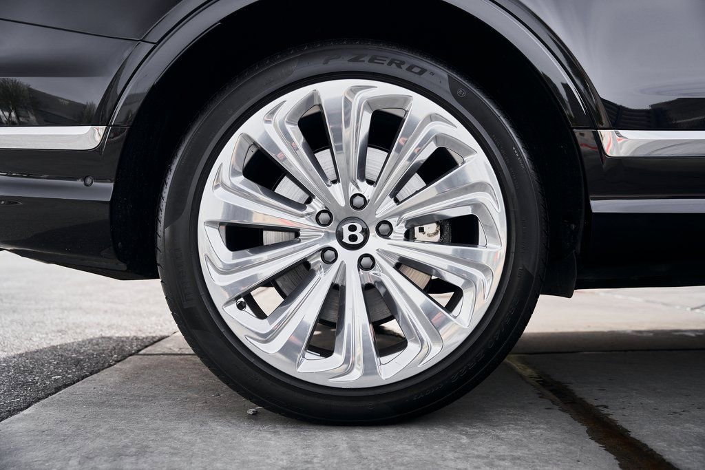 Used 2023 Bentley Bentayga Extended Wheelbase AWD/4WD image 20