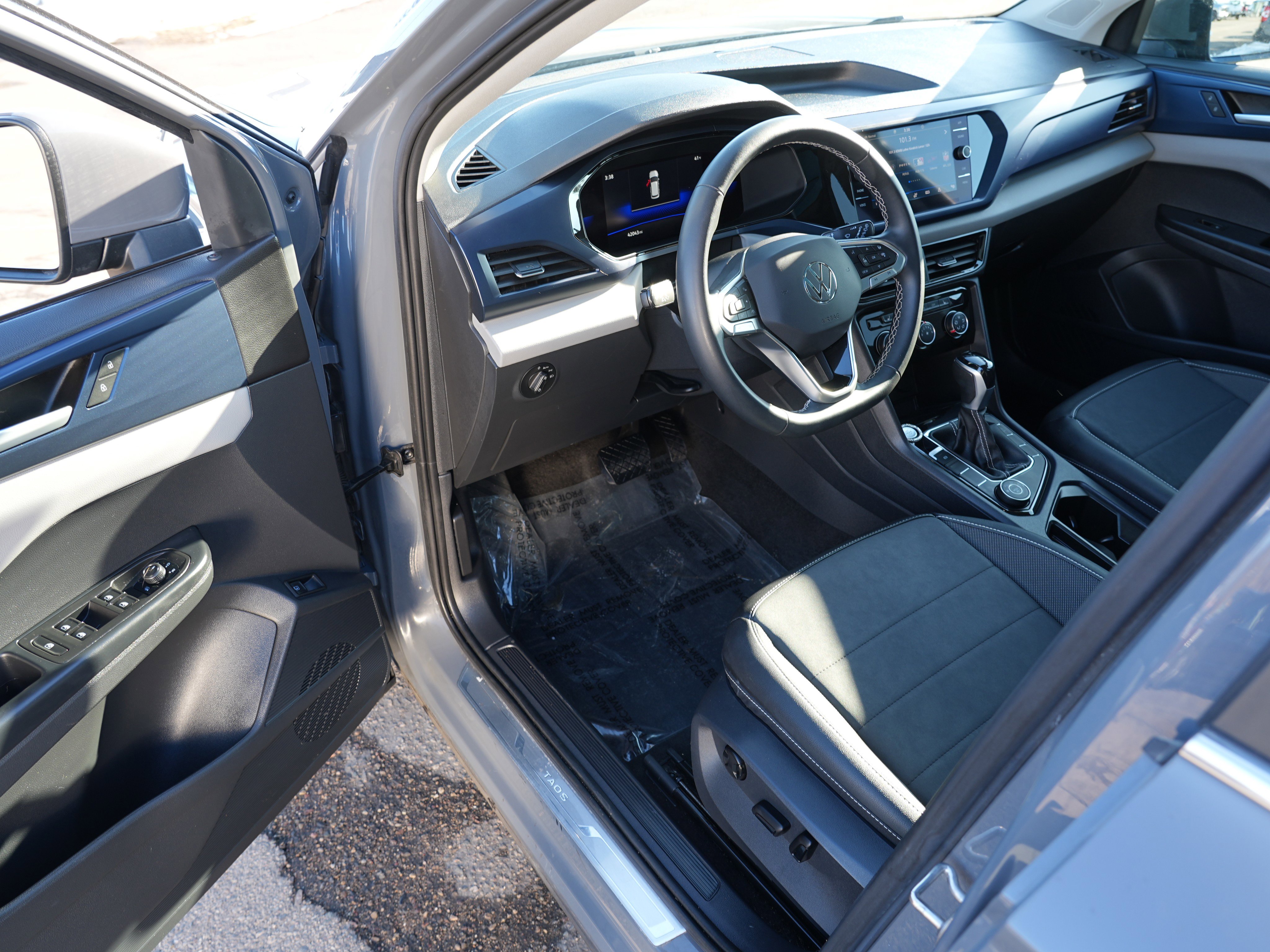 Used 2023 Volkswagen Taos SE image 15
