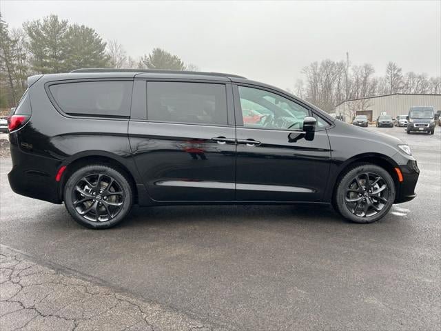 New 2026 Chrysler Pacifica Select AWD/4WD image 30
