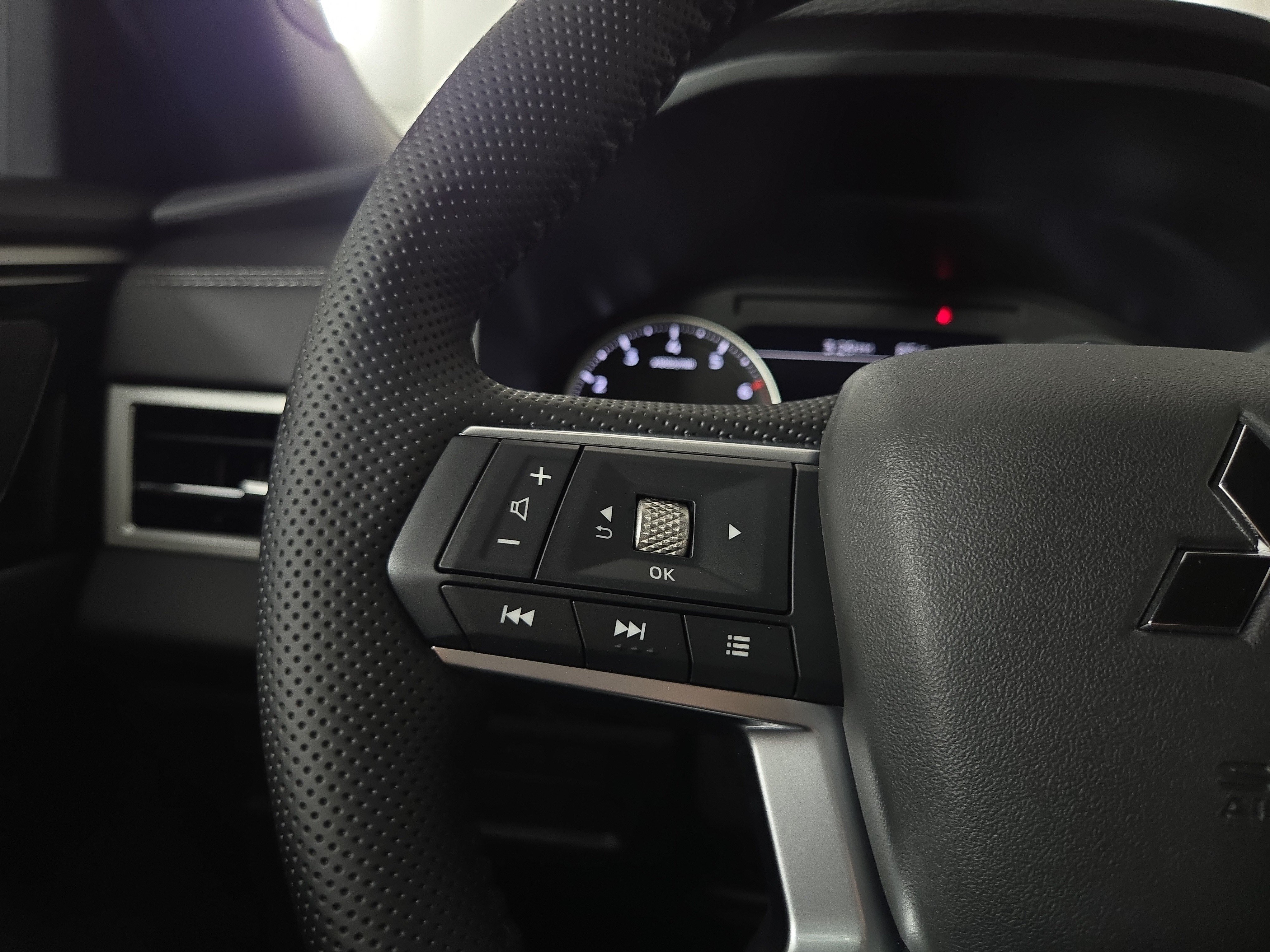 New 2026 Mitsubishi Outlander LE AWD/4WD image 15