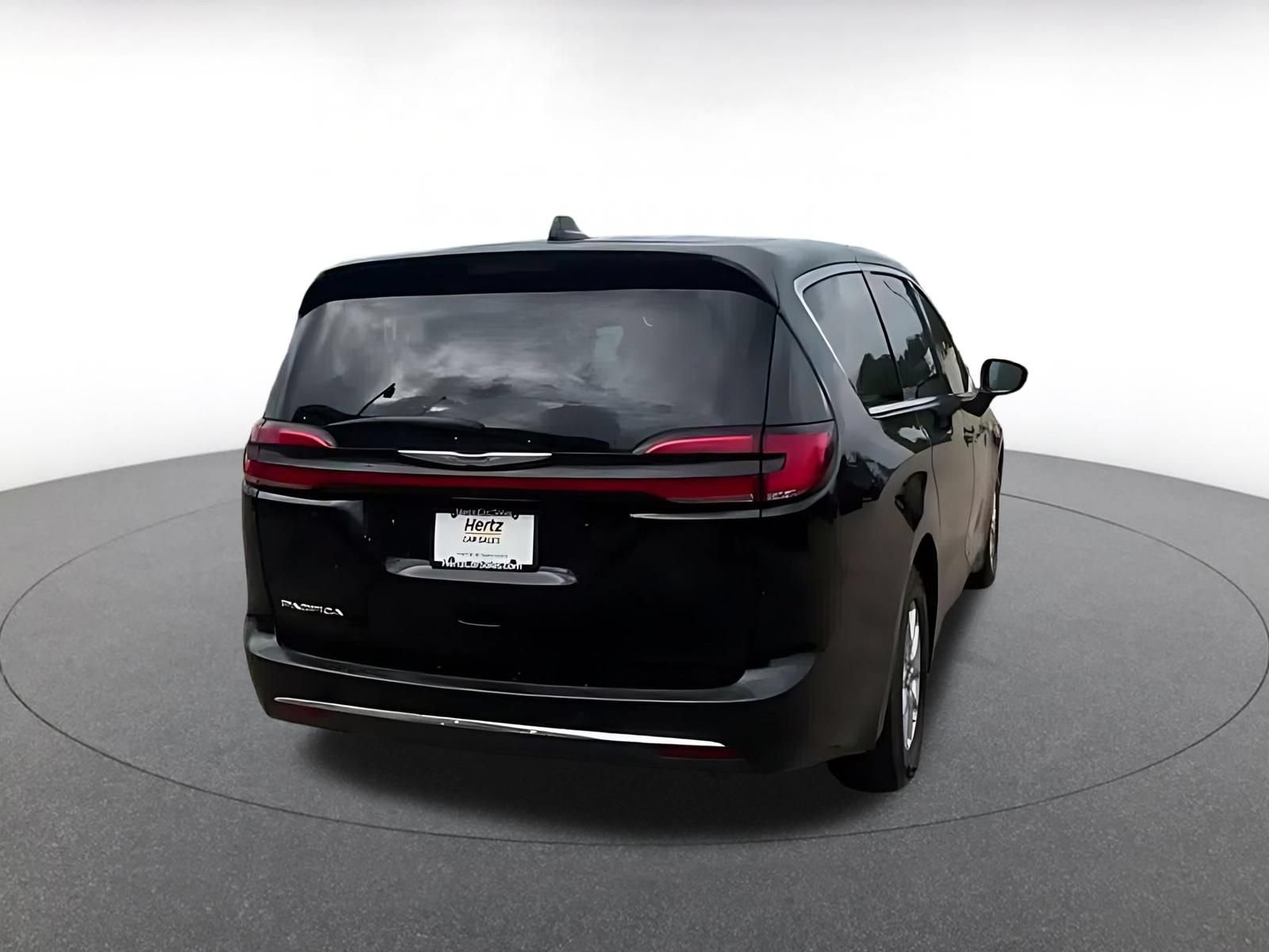 Used 2024 Chrysler Pacifica Touring-L FWD image 14