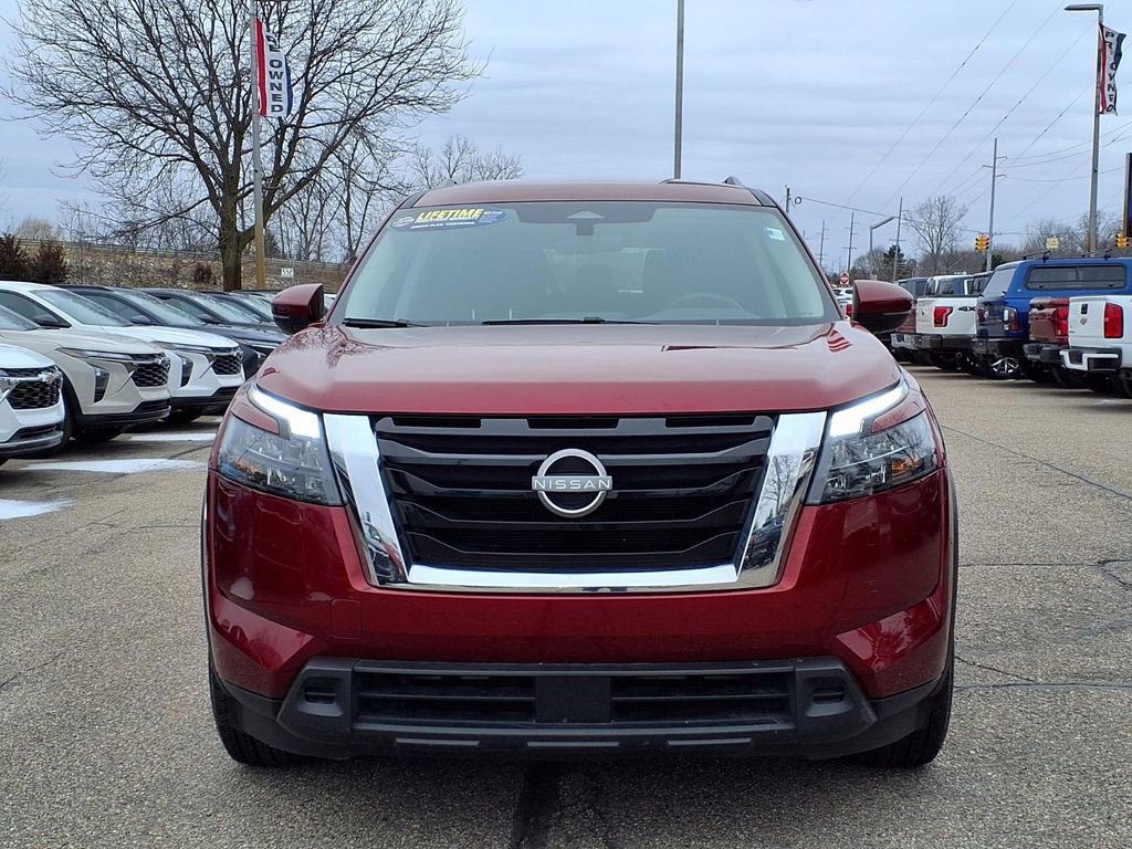 Used 2024 Nissan Pathfinder SV image 2