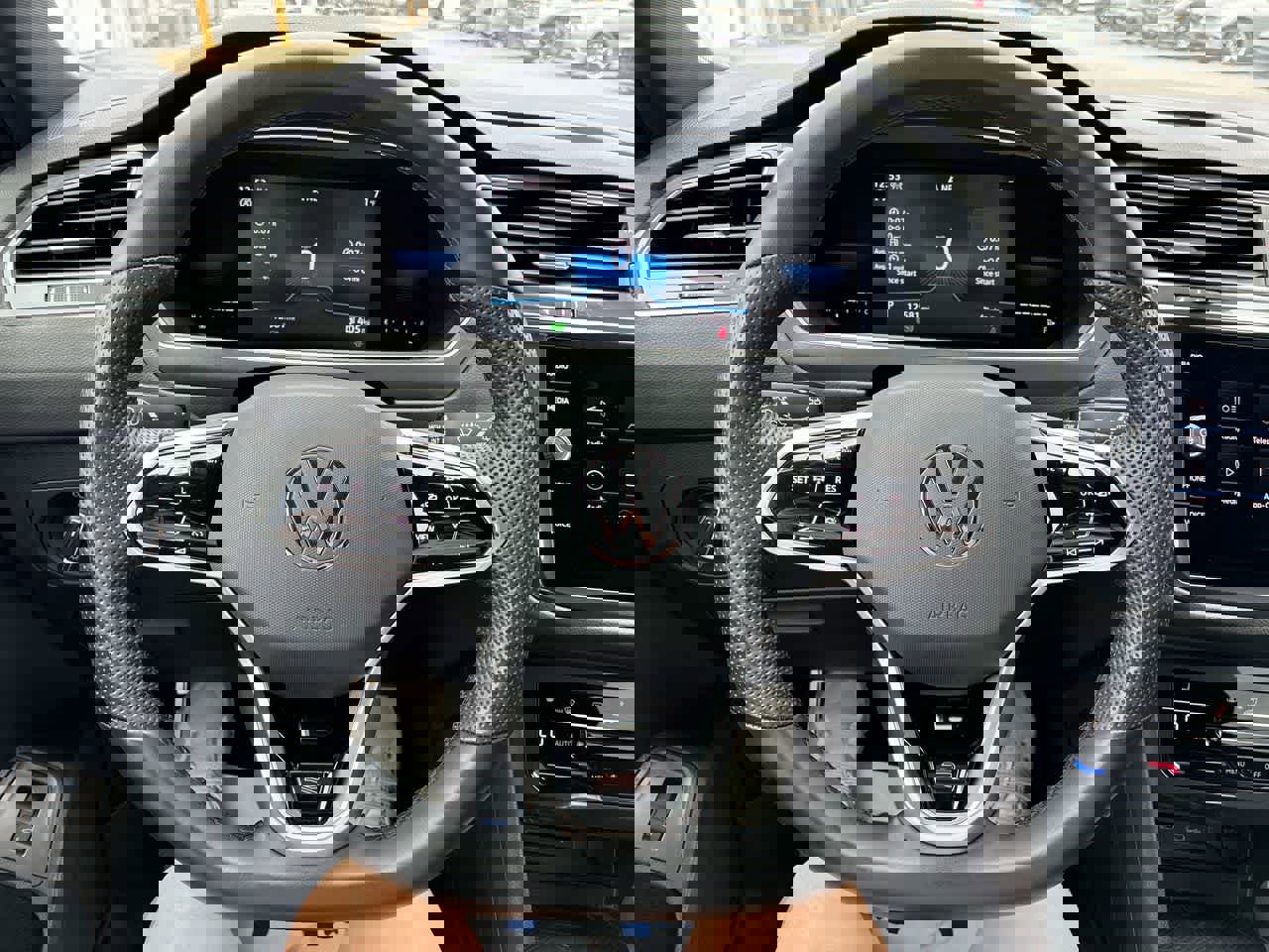 Used 2022 Volkswagen Tiguan SE R-Line image 11