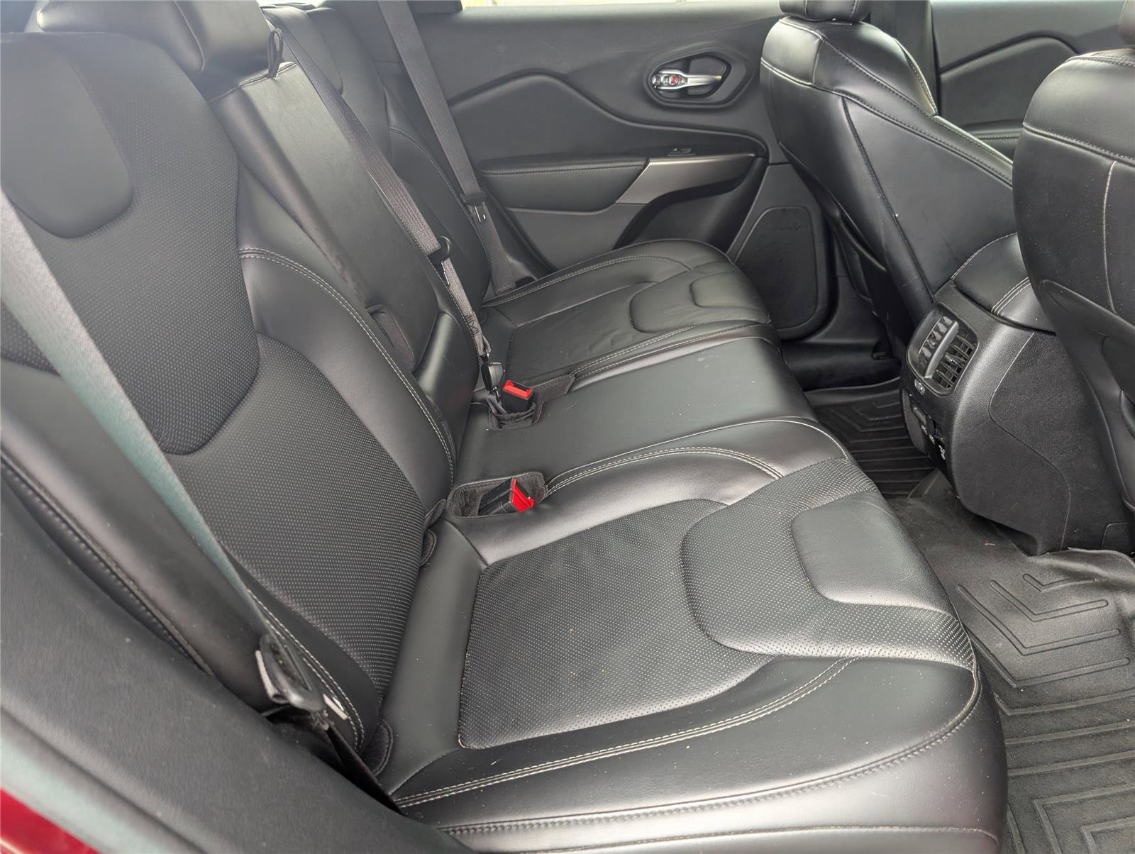 Used 2020 Jeep Cherokee Limited image 36