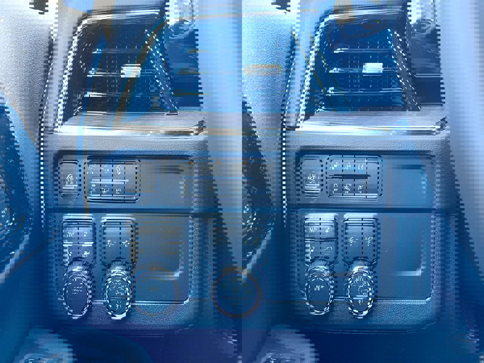 New 2026 Chevrolet Suburban LT image 39