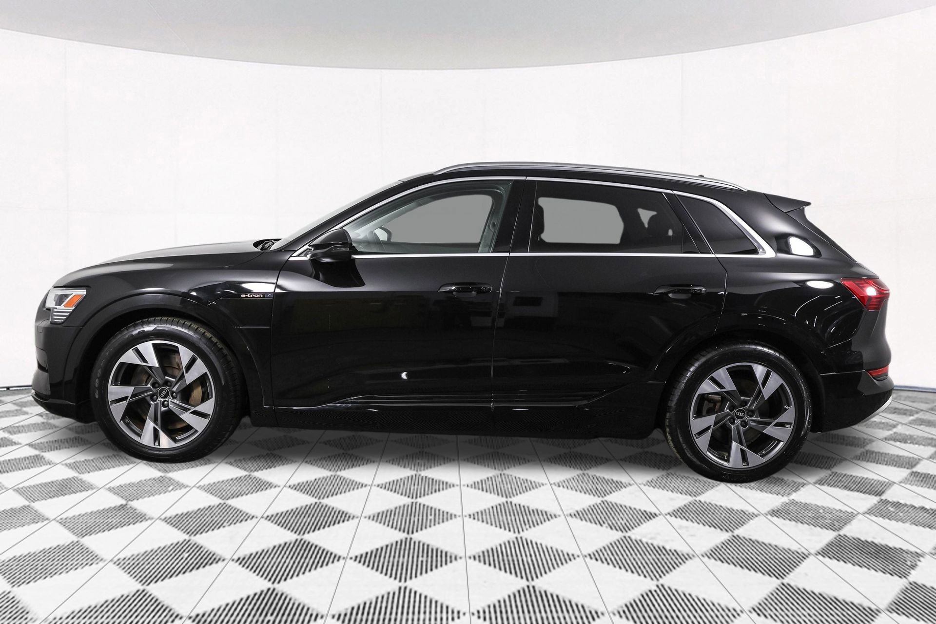 Used 2023 Audi e-tron Premium image 19