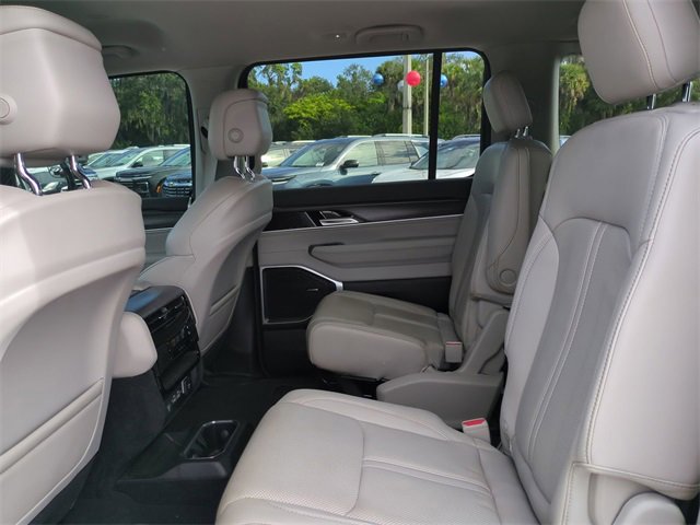 Used 2023 Jeep Wagoneer Series III w/ Preferred Equipment Group image 17