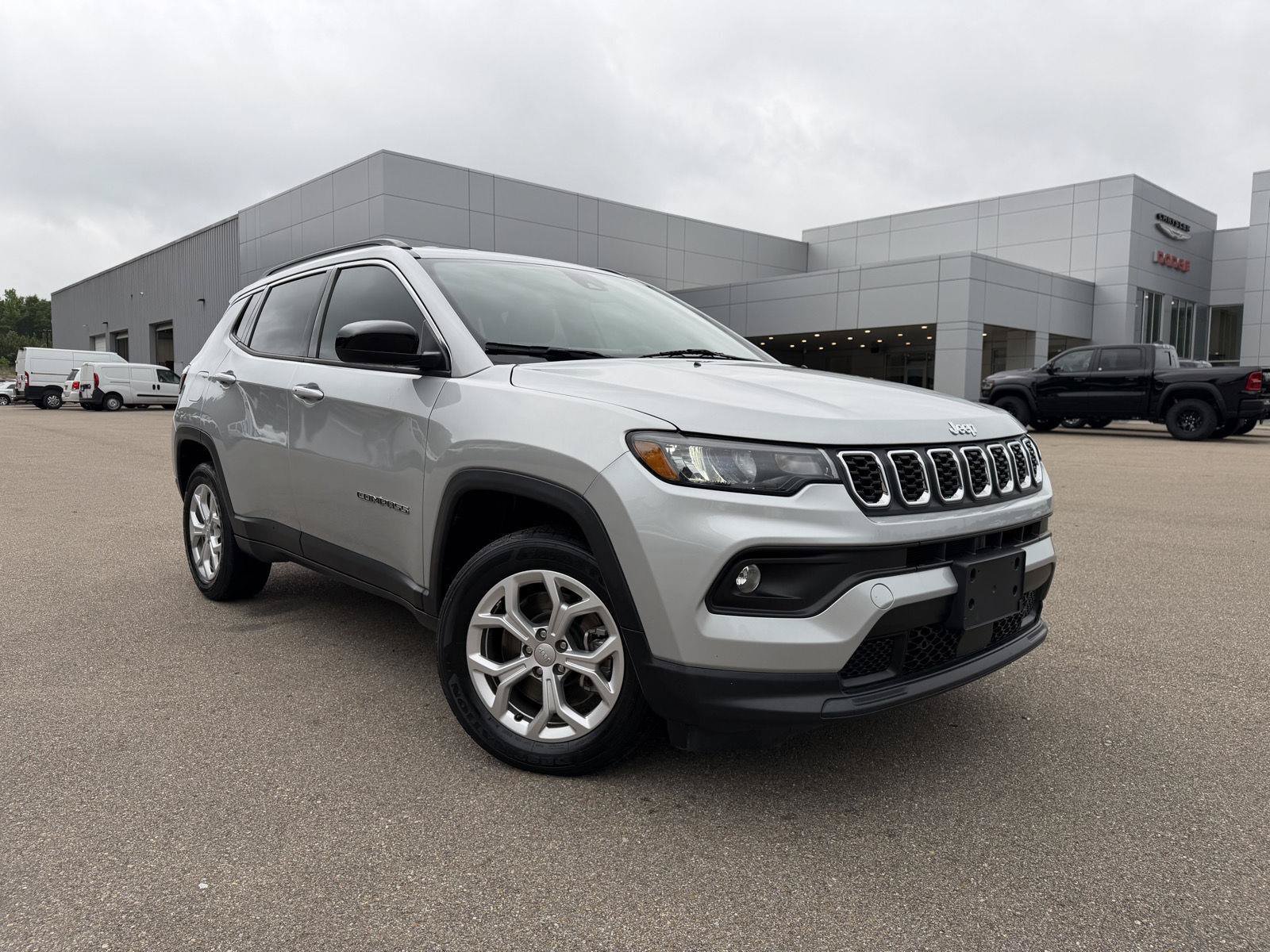 Certified 2024 Jeep Compass Latitude AWD/4WD image 3