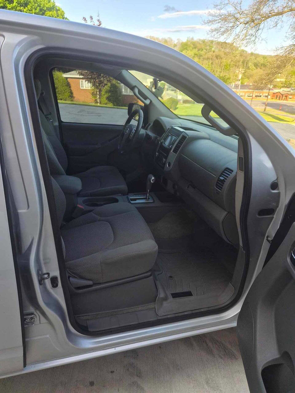 Used 2016 Nissan Frontier SV AWD/4WD image 9