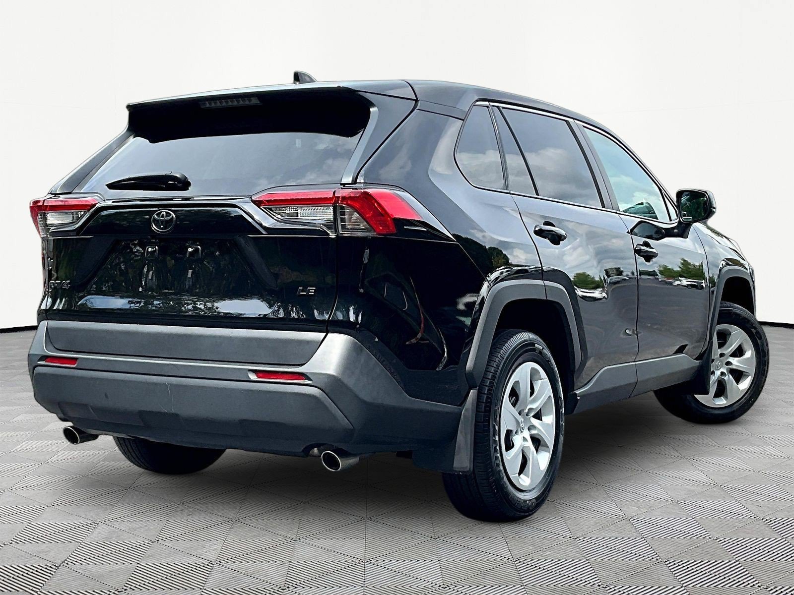 Used 2024 Toyota RAV4 LE FWD image 6