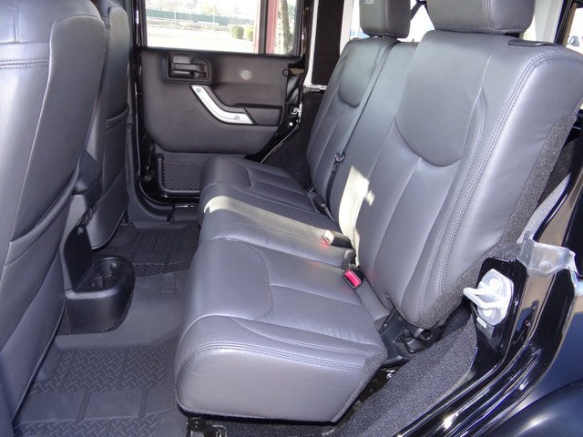 Used 2015 Jeep Wrangler Unlimited Rubicon w/ Connectivity Group AWD/4WD image 23