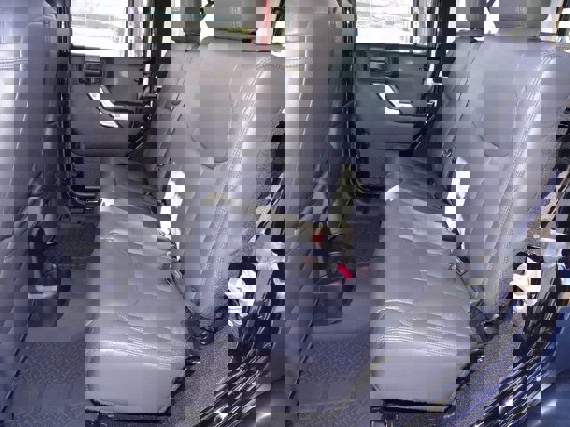 Used 2015 Jeep Wrangler Unlimited Rubicon w/ Connectivity Group image 23