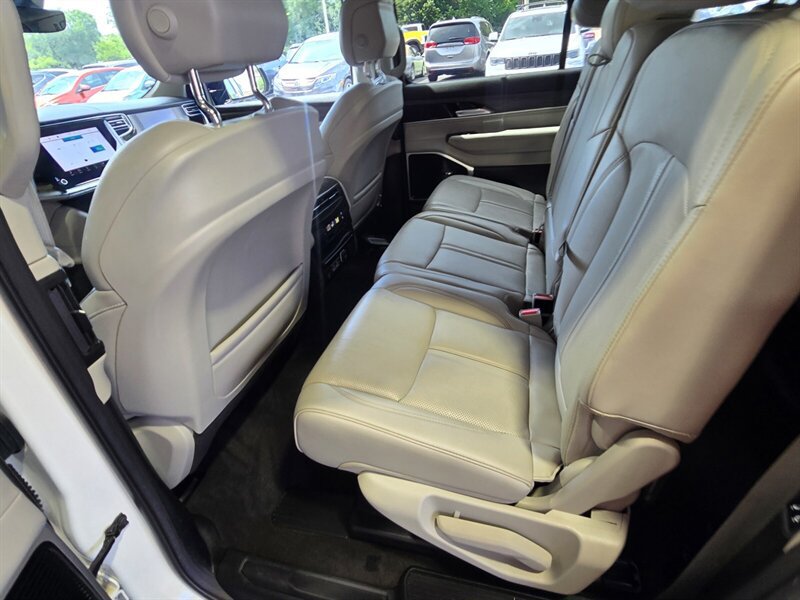 Used 2023 Jeep Wagoneer Series III w/ Premium Group I AWD/4WD image 30