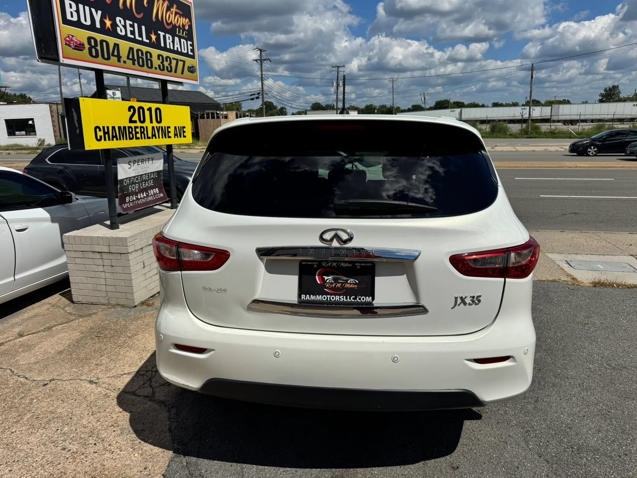 Used 2013 INFINITI JX35 AWD w/ Premium Pkg image 4