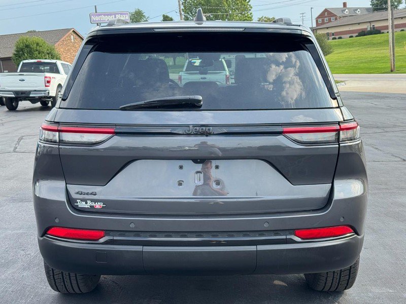 Used 2023 Jeep Grand Cherokee Altitude AWD/4WD image 4