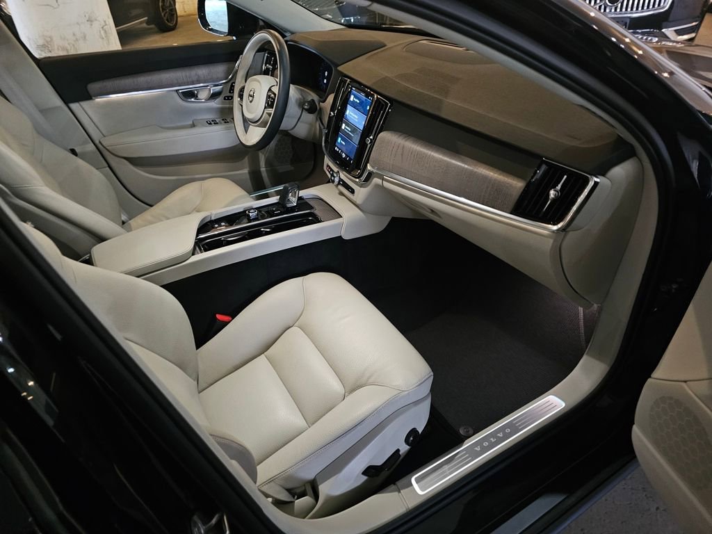 Certified 2025 Volvo V90 B6 Cross Country Plus AWD/4WD image 11