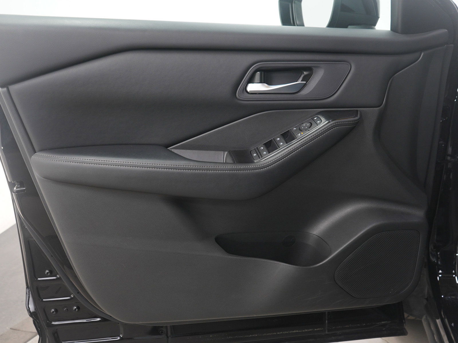 Used 2025 Nissan Rogue SV image 22