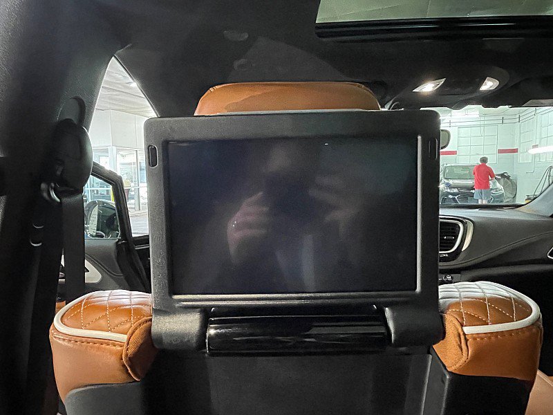Used 2025 Chrysler Pacifica Pinnacle FWD image 34