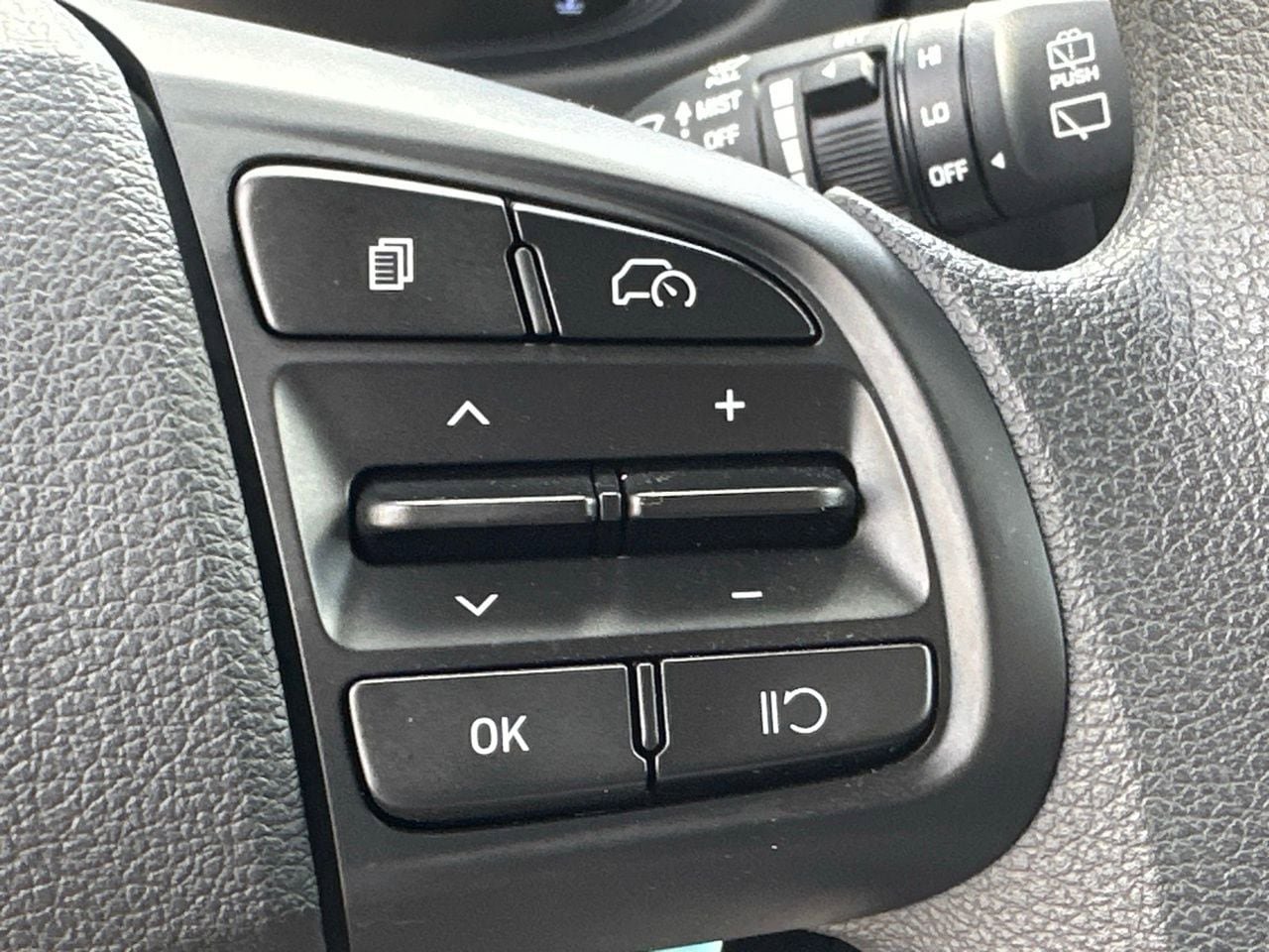 Certified 2025 Hyundai Venue SE image 24