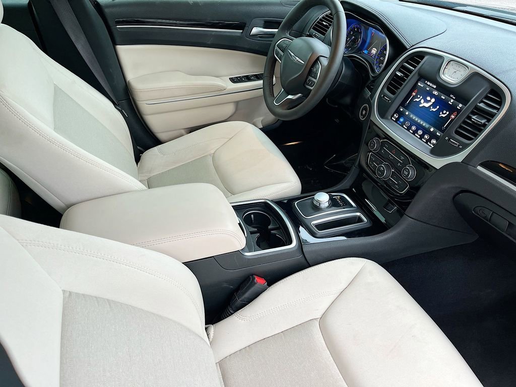 Used 2023 Chrysler 300 Touring w/ Safetytec Plus Group image 23