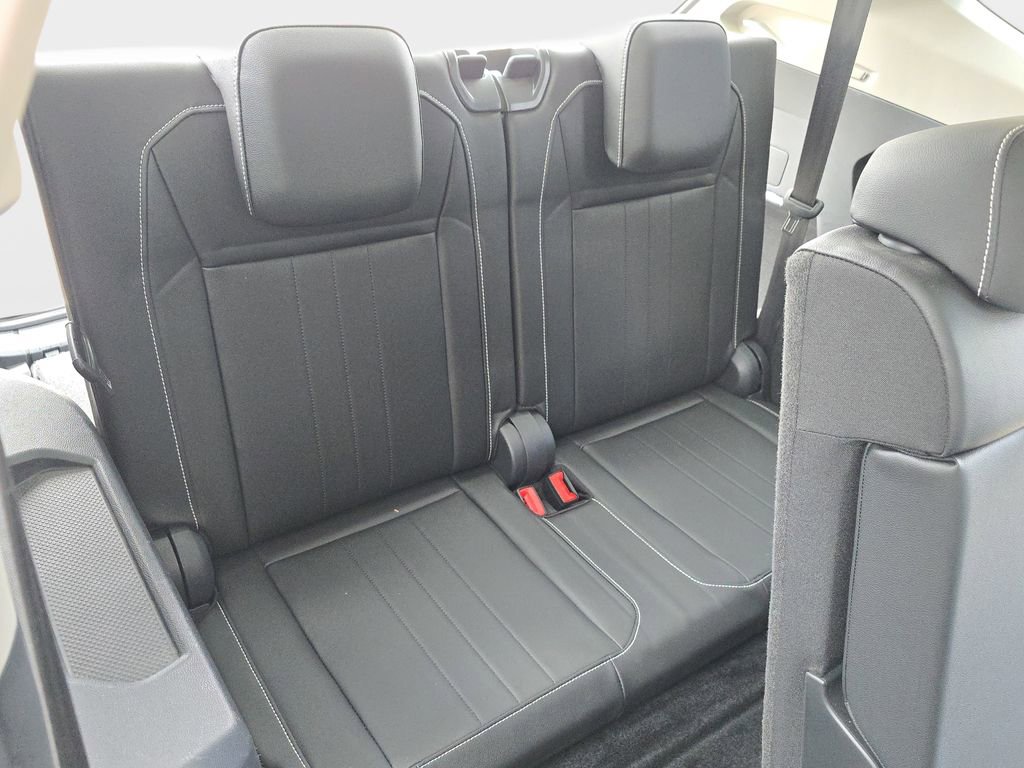 Used 2024 Volkswagen Tiguan SE w/ Panoramic Sunroof Package FWD image 16