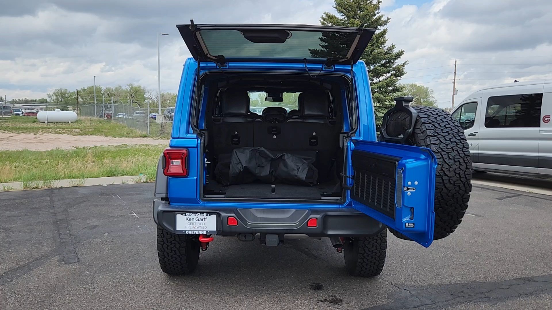 Used 2025 Jeep Wrangler Unlimited Rubicon w/ Convenience Group AWD/4WD image 18