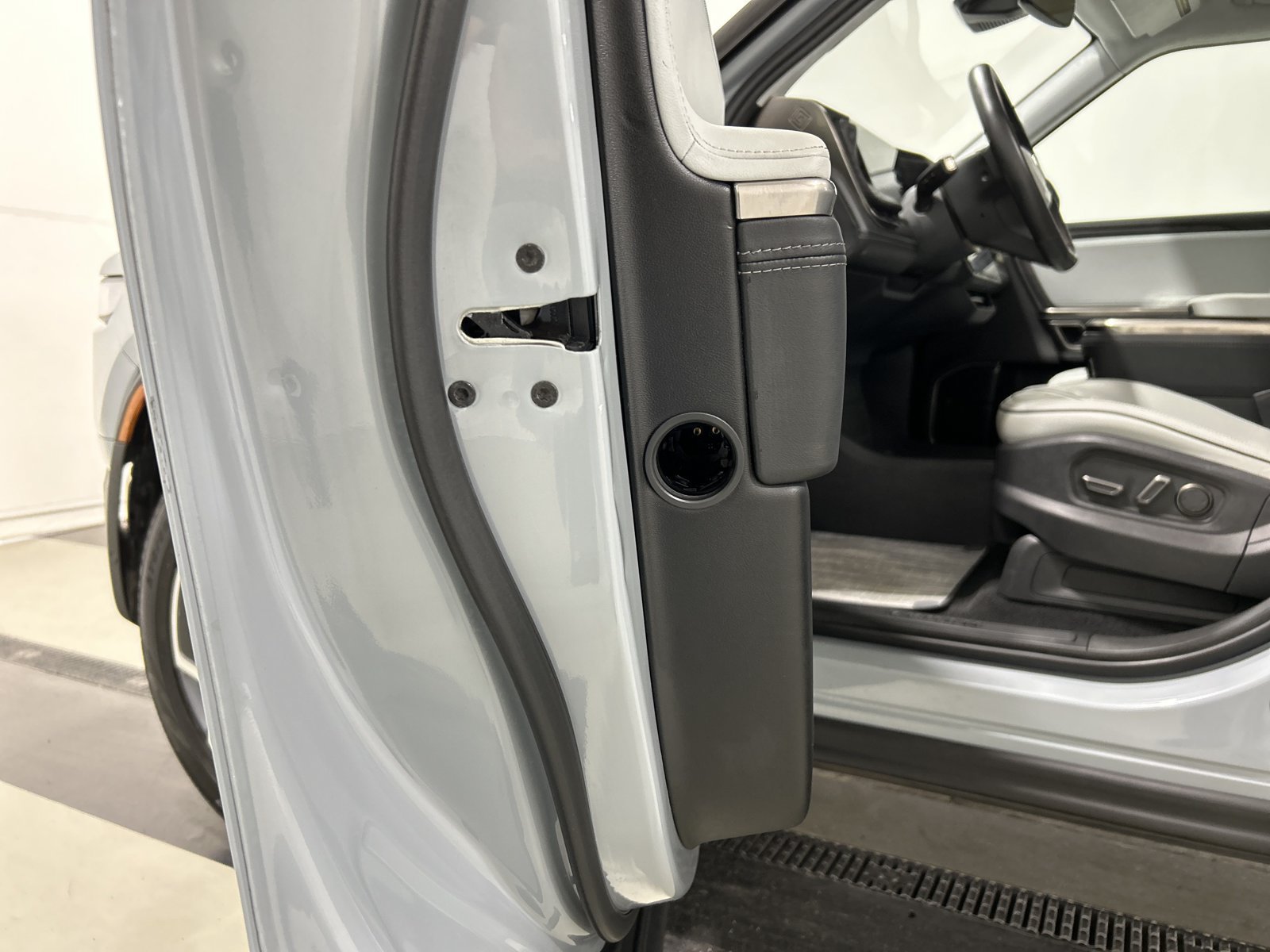 Used 2024 Rivian R1T Adventure Dual AWD/4WD image 30