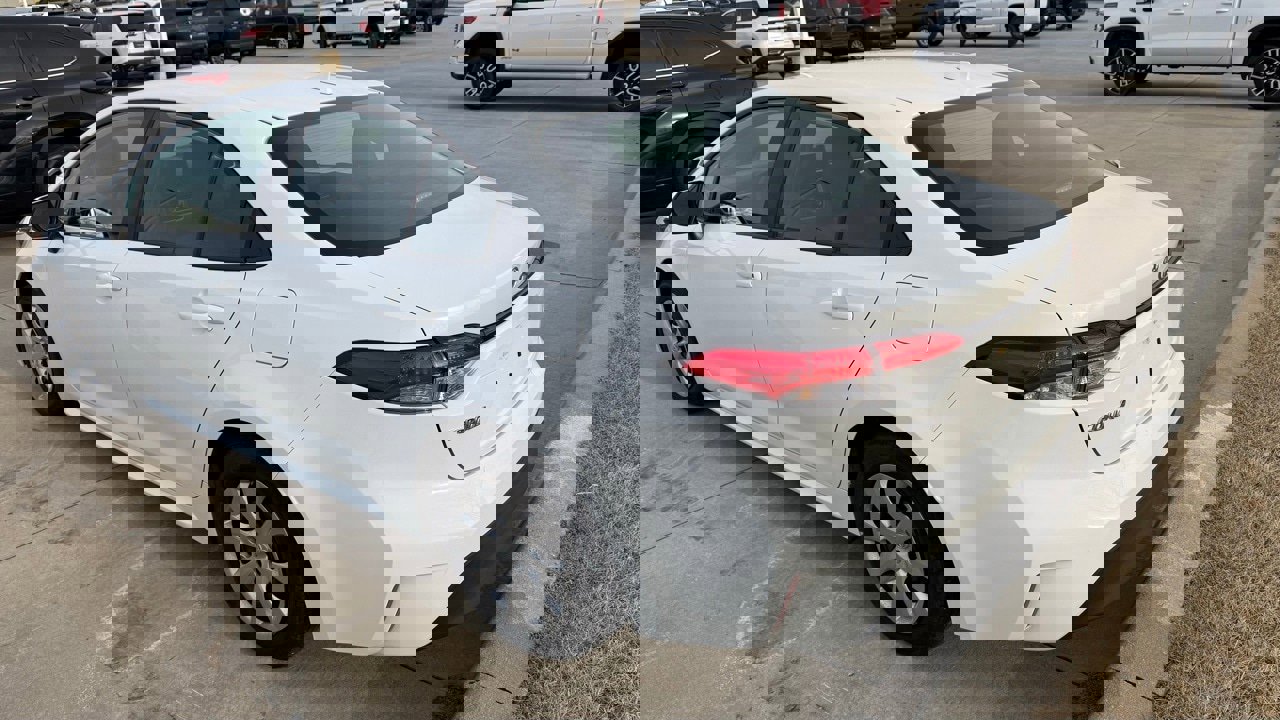 Used 2025 Toyota Corolla LE image 4