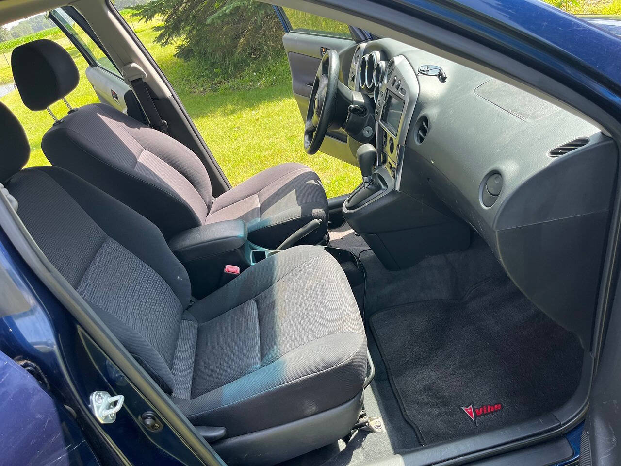 Used 2006 Pontiac Vibe w/ Sun And Sound Package FWD image 5
