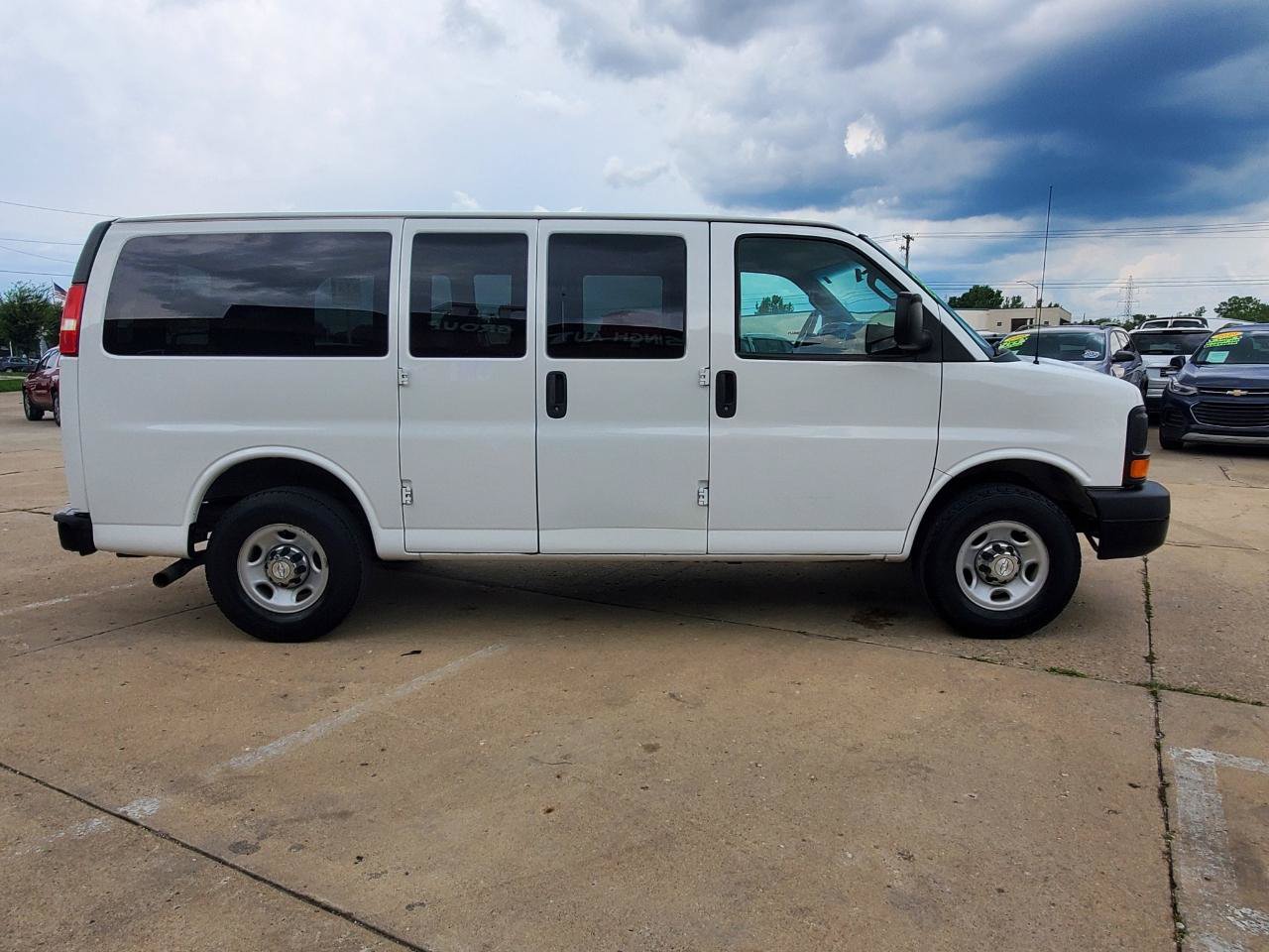 Used 2016 Chevrolet Express 2500 w/ Preferred Equipment Group RWD image 4