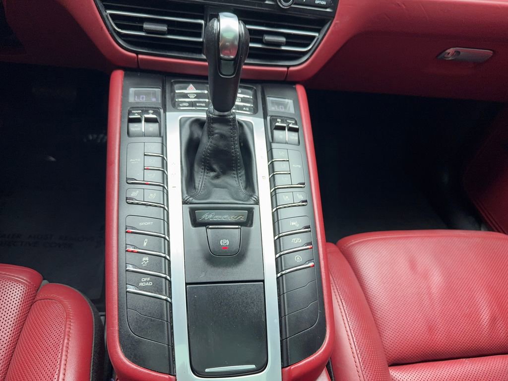 Used 2021 Porsche Macan Turbo image 28