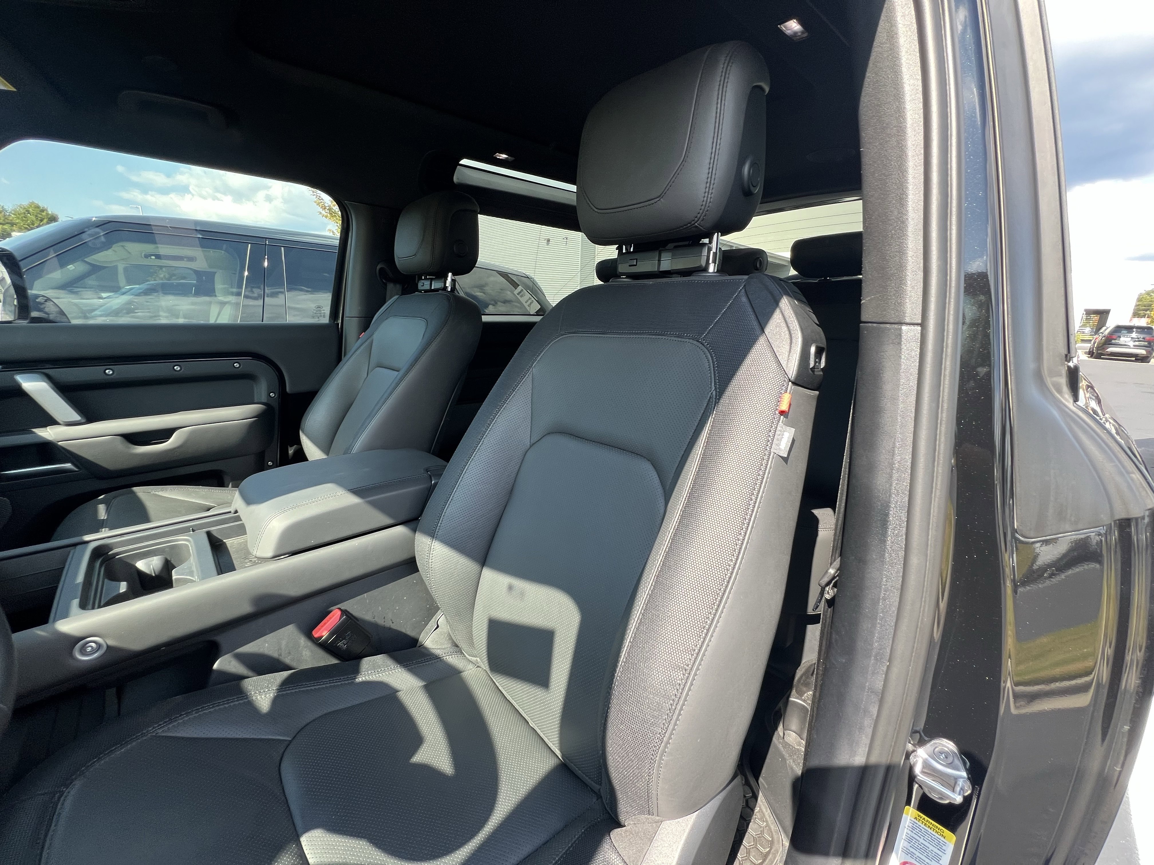 Used 2024 Land Rover Defender 90 X-Dynamic SE image 16