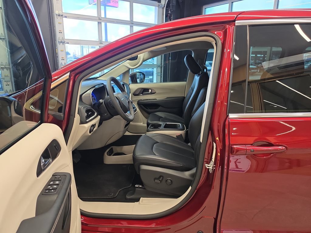 Used 2023 Chrysler Pacifica Touring-L FWD image 13