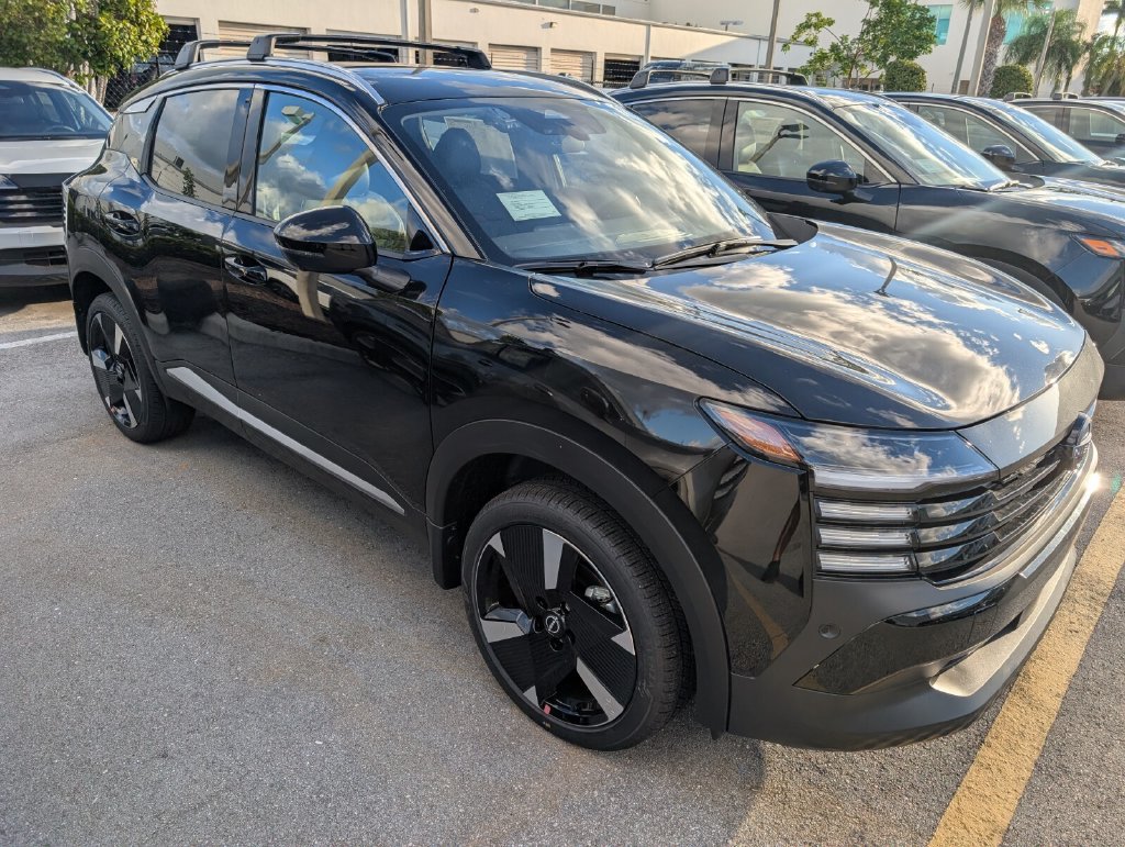 New 2025 Nissan Kicks SR w/ Illumination Package FWD image 2