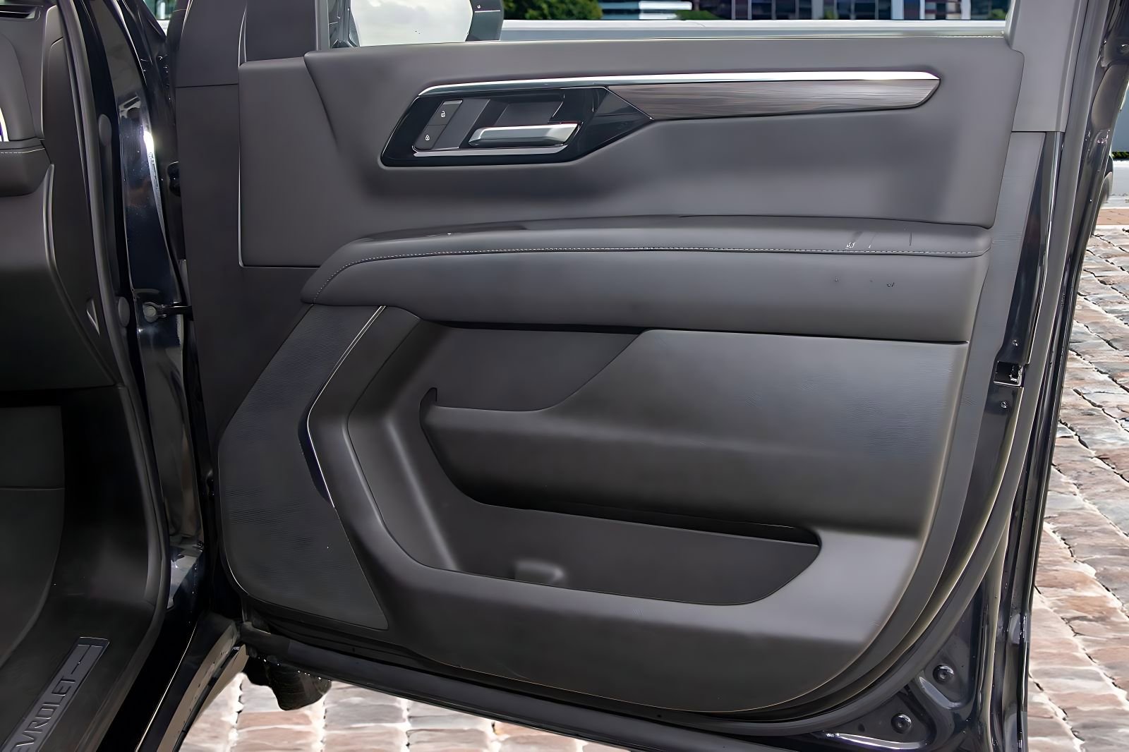 Used 2025 Chevrolet Suburban Z71 image 12