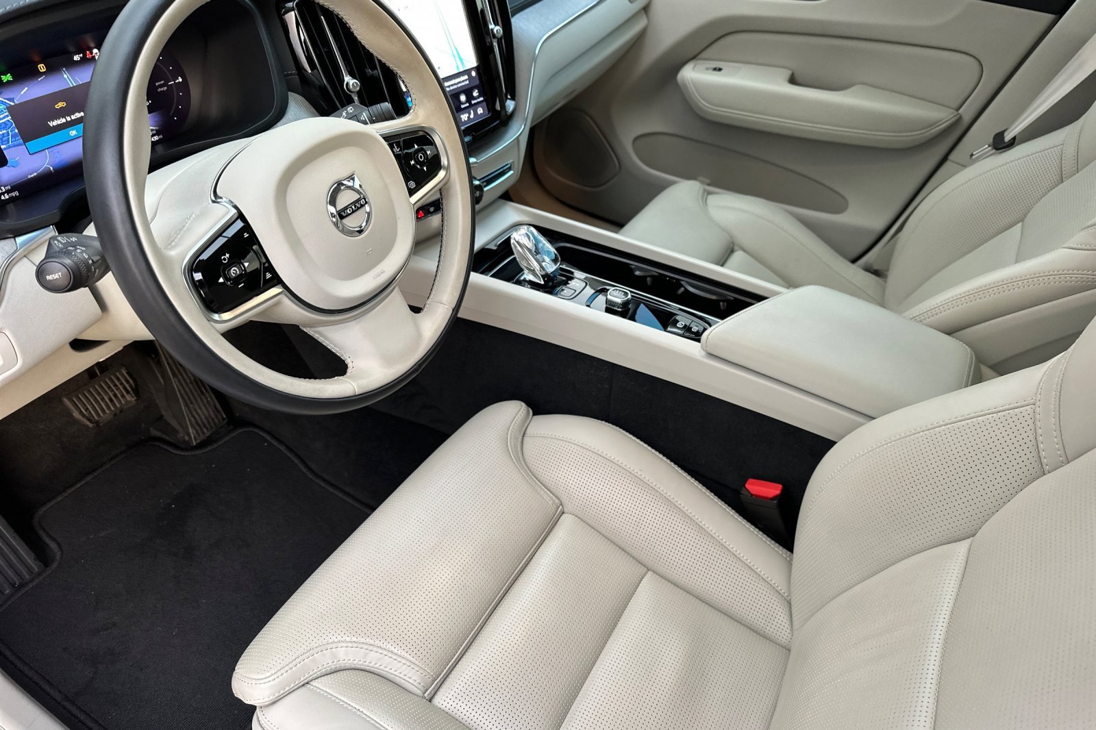 Used 2023 Volvo XC60 T8 Ultimate image 9