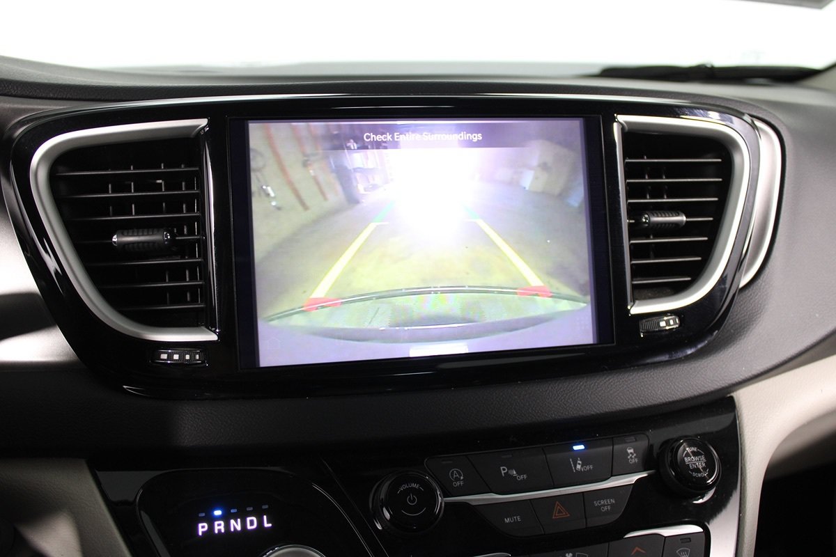 Used 2023 Chrysler Pacifica Touring-L FWD image 9