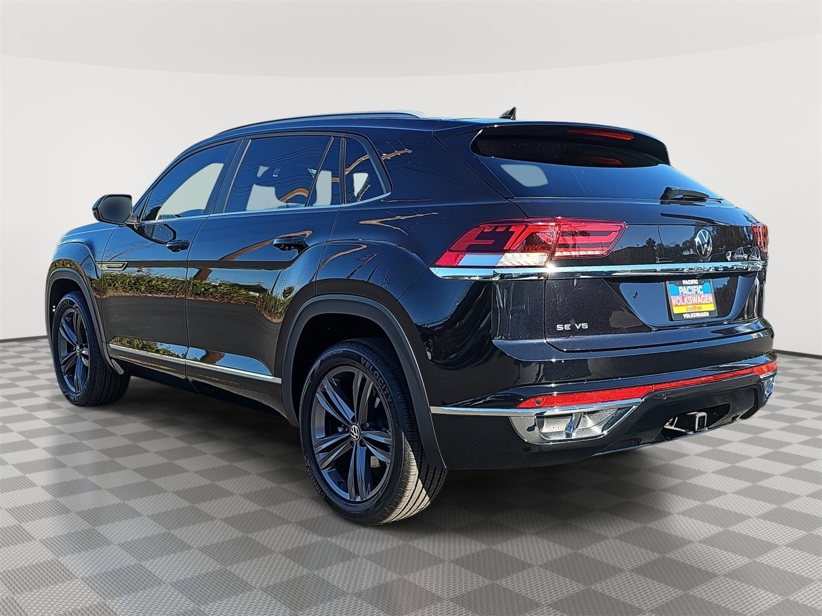 Used 2021 Volkswagen Atlas Cross Sport SE w/ Panoramic Sunroof Package image 7