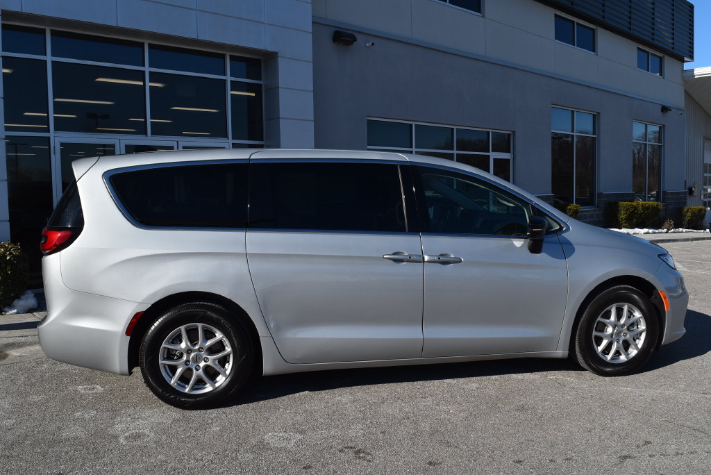 Used 2024 Chrysler Pacifica Touring-L FWD image 2