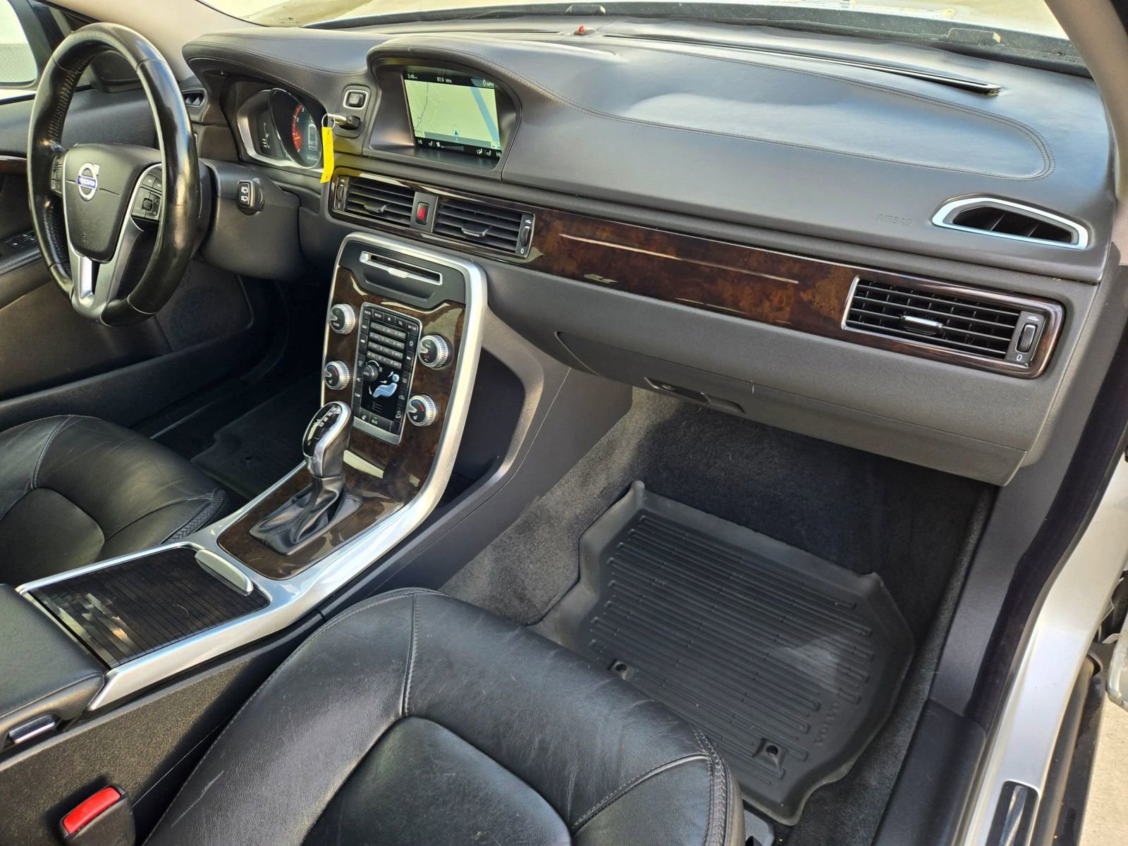 Used 2016 Volvo XC70 T5 Premier w/ Proximity Package image 2